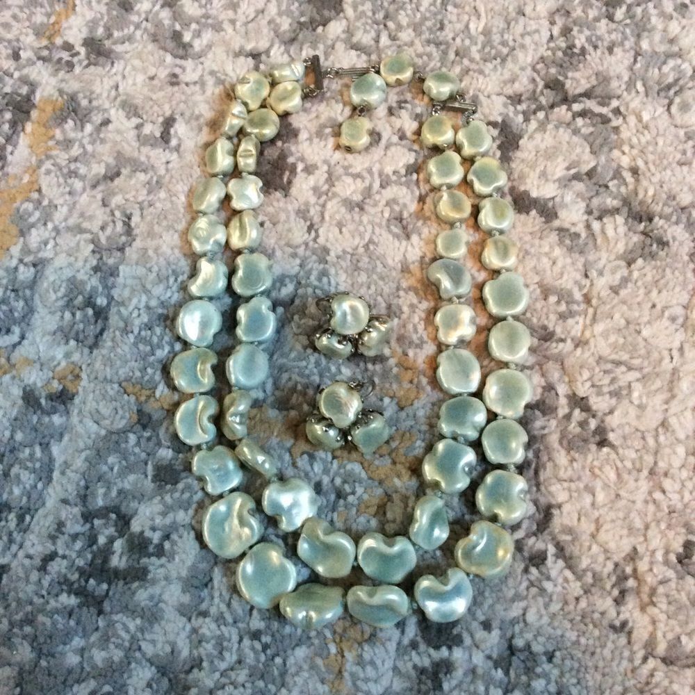 VINTAGE 2 STRAND VOGUE CHOKER AND EARRINGS! EUC!